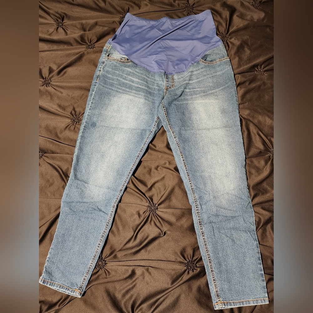 L 12-14 medium wash maternity jeggings by Time and Tru